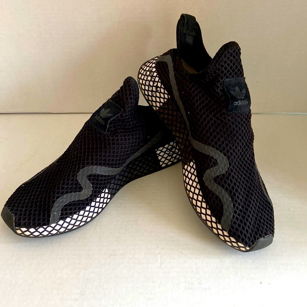 EUC Adidas Deerupt black mesh sneaker men’s sz. 12. White base.